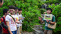 參賽者跟隨導賞員探索濕地公園生態（劉耀琮同學提供）